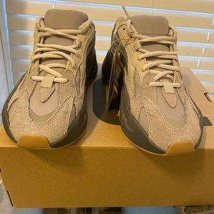 NwT Yeezy 700 V2 Tephra
